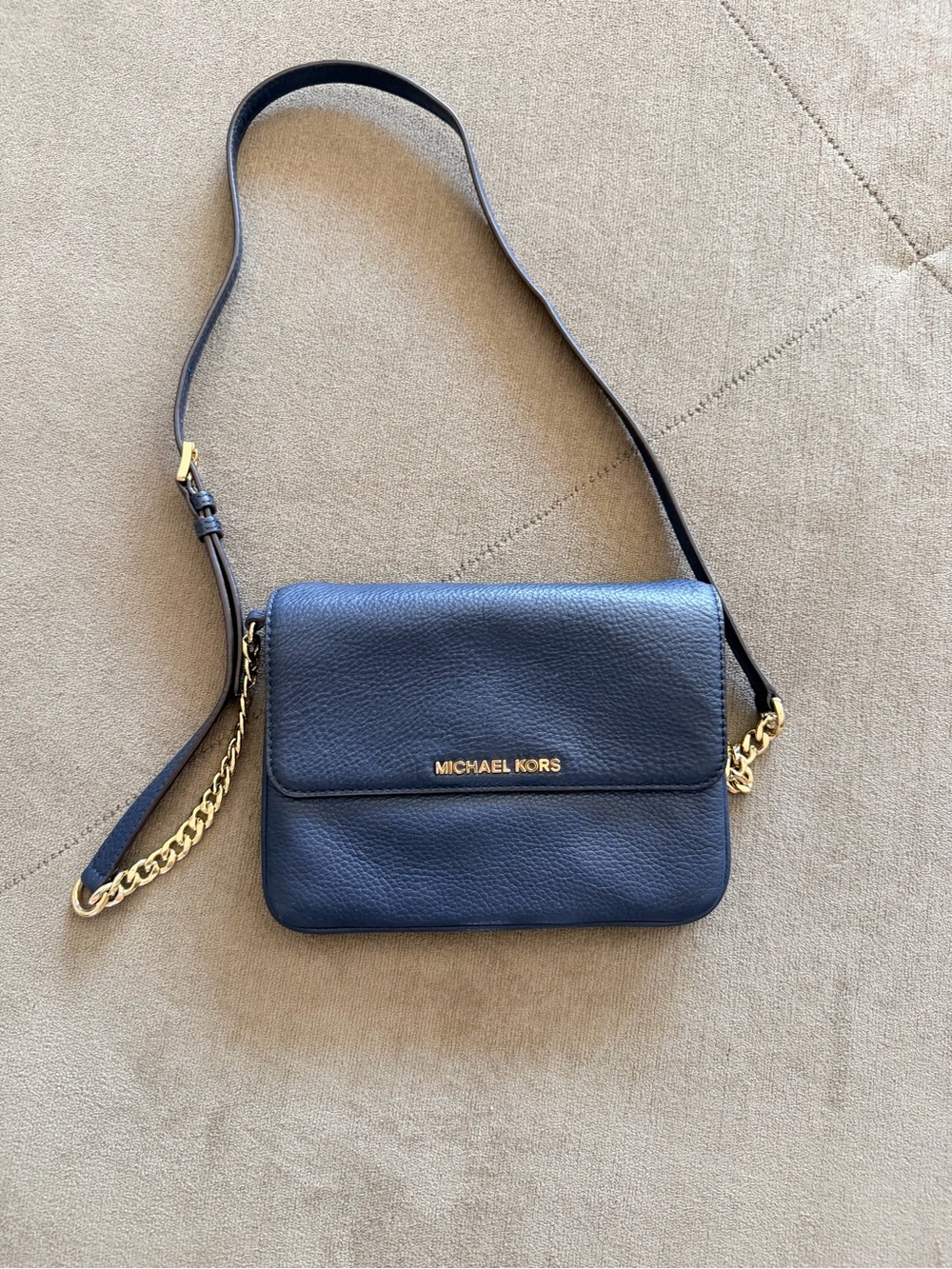 MICHAEL KORS Navy Blue
Pebbled Leather Crossbody Bag